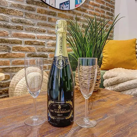 Chic Industrial Loft Quiet Garibaldi Ac Balcony דירה ניס