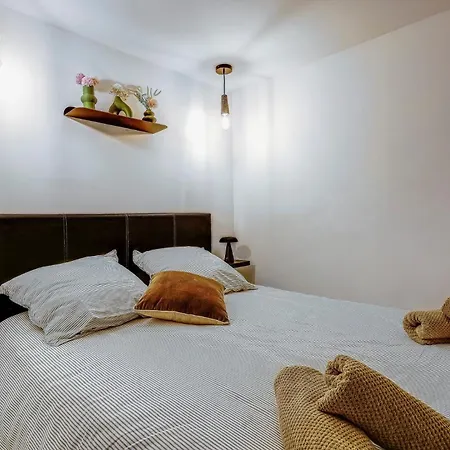 Chic Industrial Loft Quiet Garibaldi Ac Balcony Apartman *