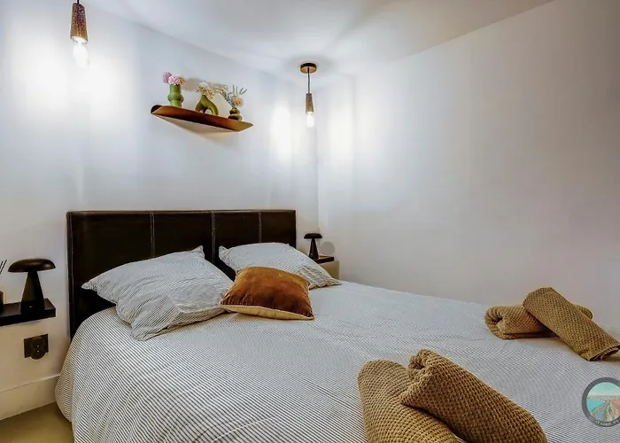 Chic Industrial Loft Quiet Garibaldi Ac Balcony Apartman *