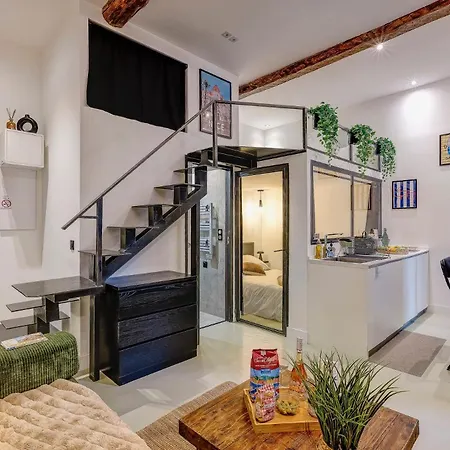 Chic Industrial Loft Quiet Garibaldi Ac Balcony Apartment