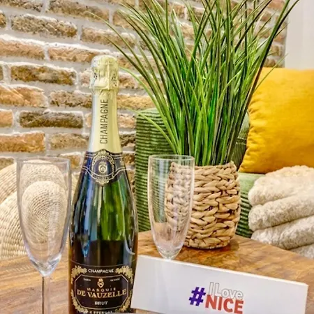 Chic Industrial Loft Quiet Garibaldi Ac Balcony Apartment *