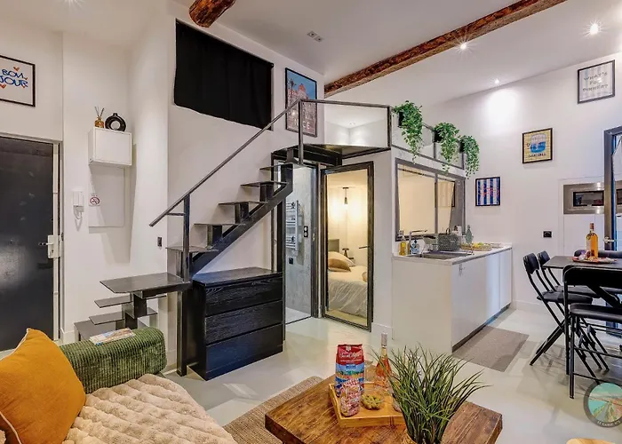 Chic Industrial Loft Quiet Garibaldi Ac Balcony Apartment