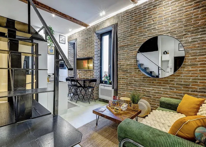 Chic Industrial Loft Quiet Garibaldi Ac Balcony