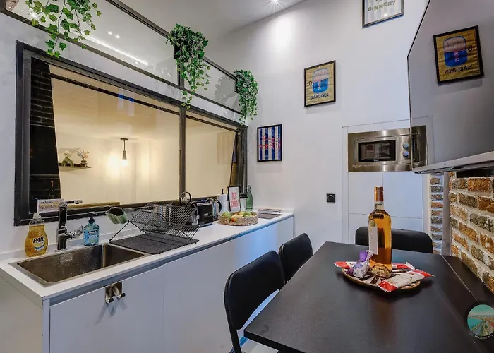 Apartment Chic Industrial Loft Quiet Garibaldi Ac Balcony