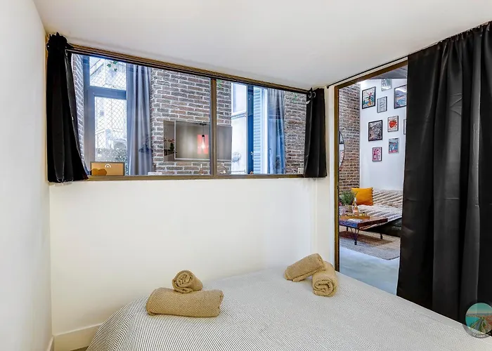 Chic Industrial Loft Quiet Garibaldi Ac Balcony Apartment *